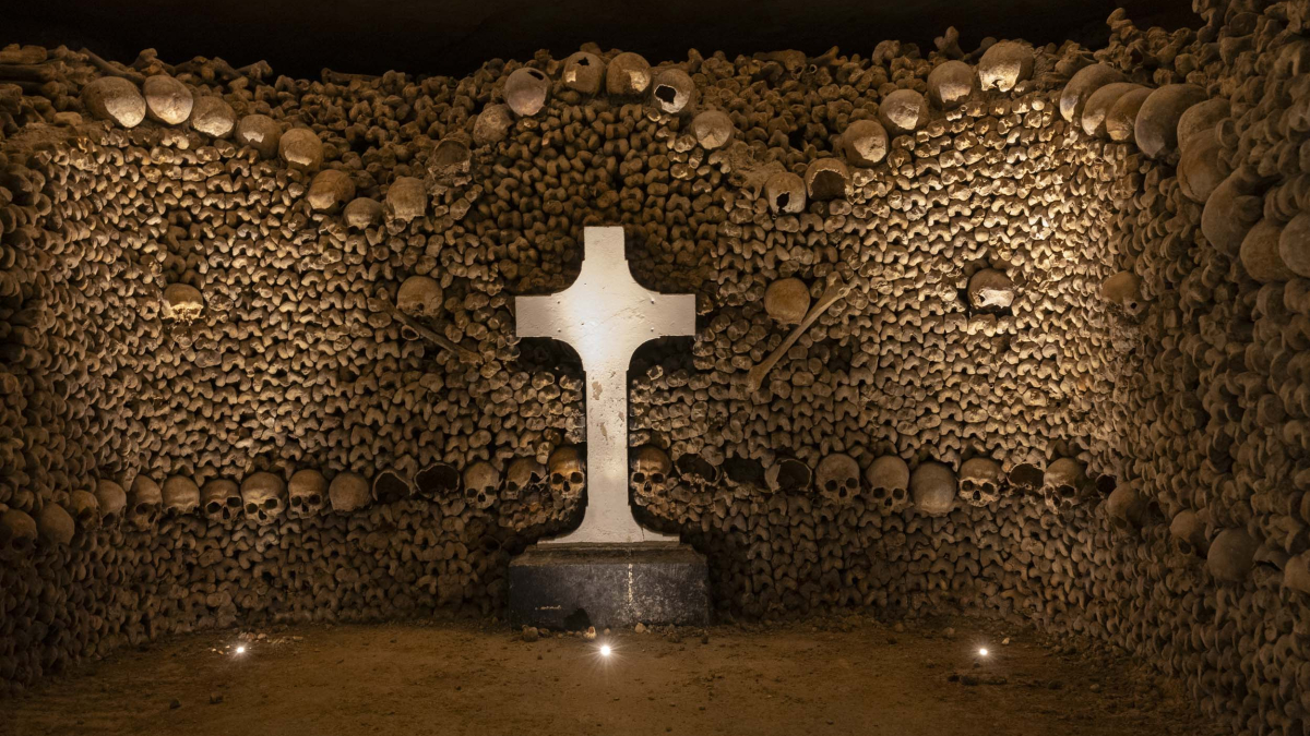 Une croix dans l'ossuaire
